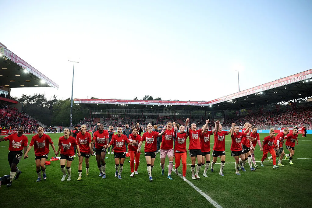 Jogadoras do Bayern de Munique comemorando o título da Bundesliga Feminina com a torcida - Foto: Maja Hitij/Getty Images
