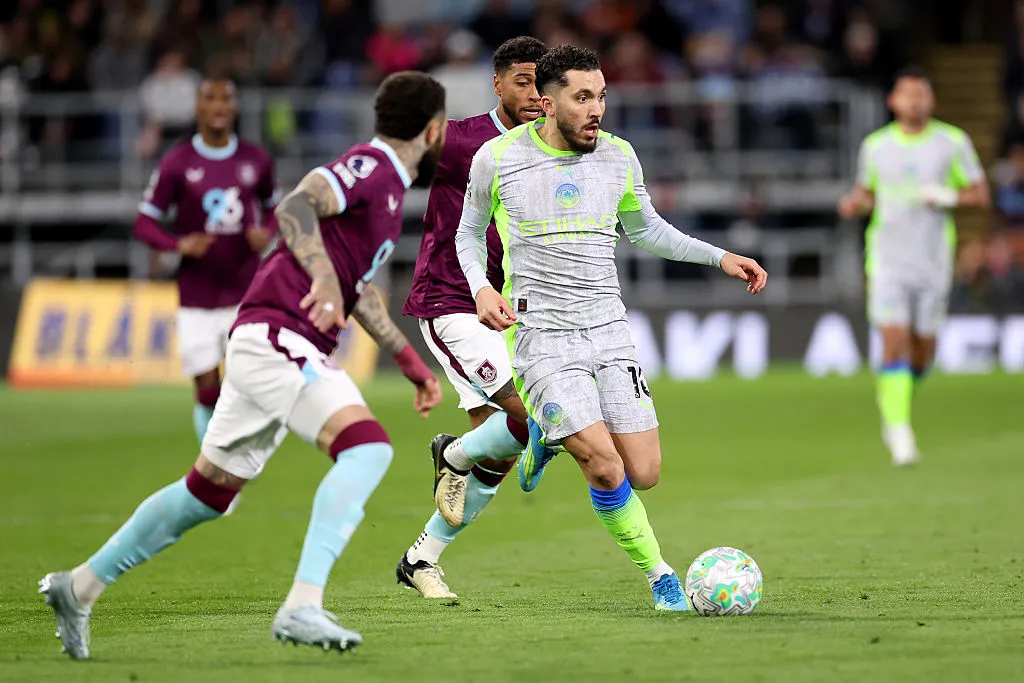 Rayan Cherki e Quilindschy Hartman em disputa de bola. (Photo by Alex Livesey/Getty Images)