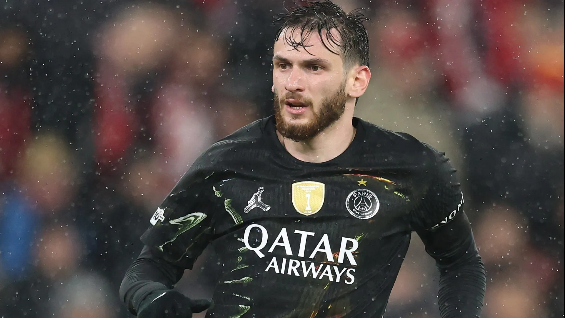 Khvicha Kvaratskhelia, alvo do Arsenal, durante jogo do PSG