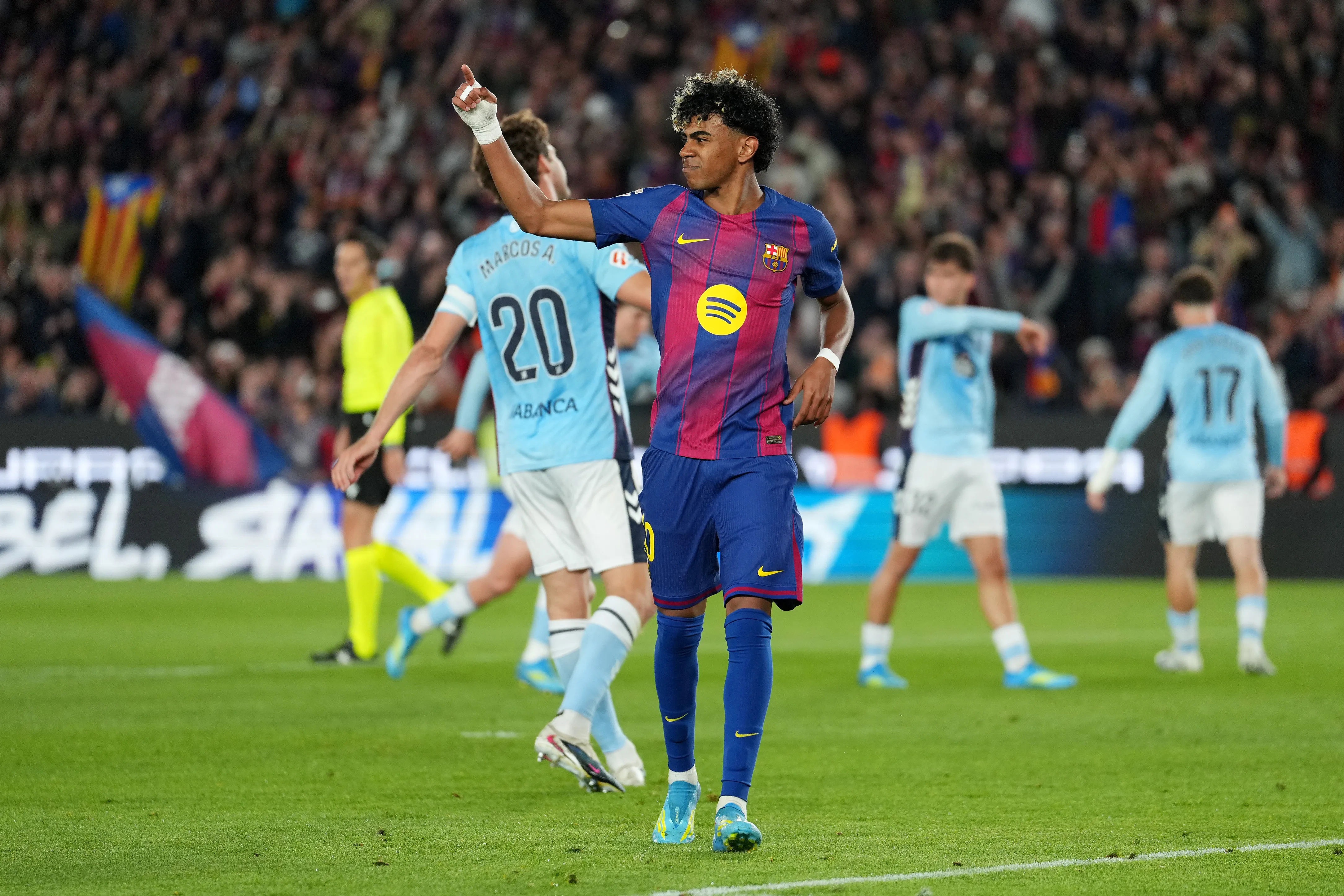 Lamine Yamal após se lesionar em partida do Barça. (Photo by Alex Caparros/Getty Images)