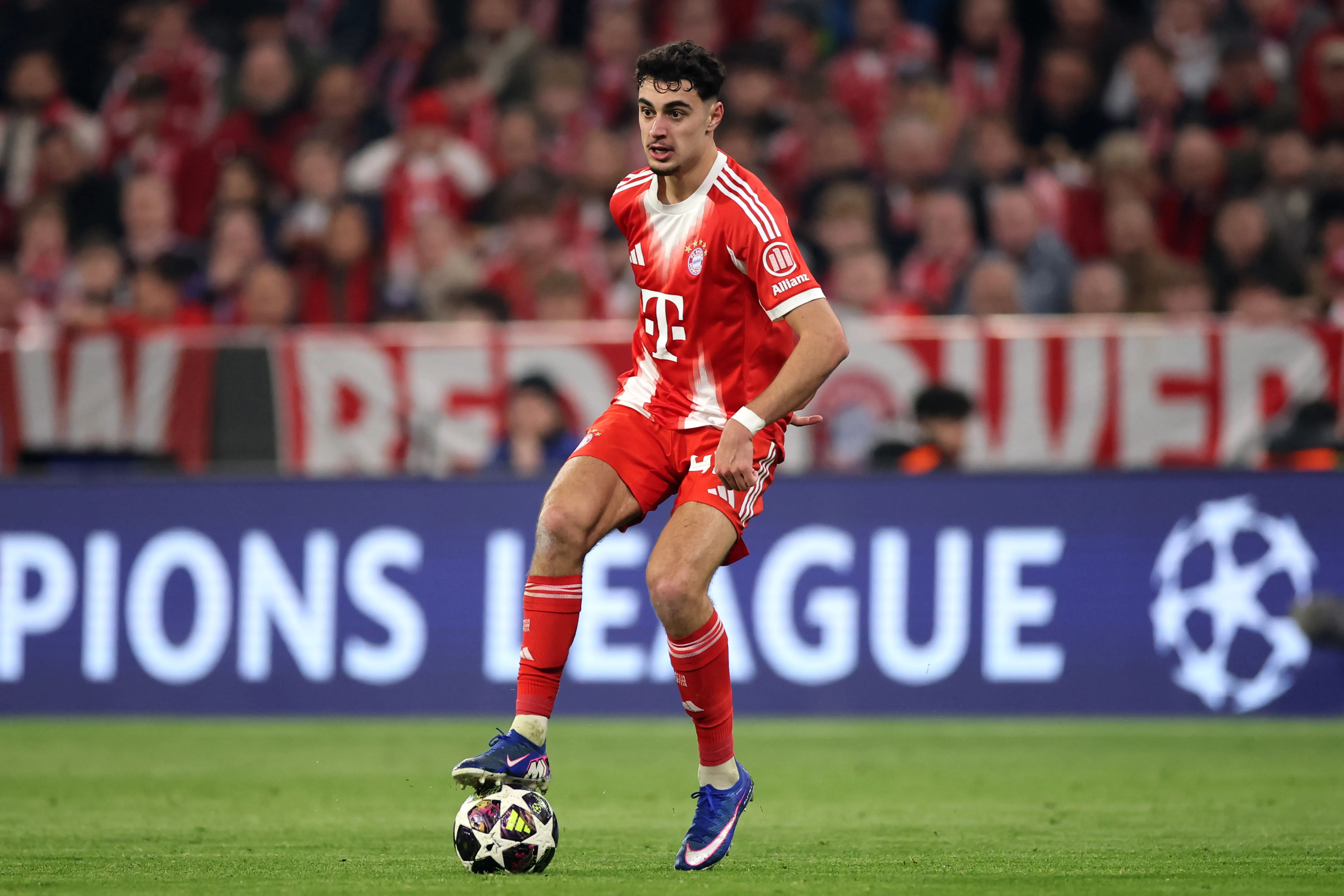 Pavlovic, alvo do Real Madrid. (Photo by Alex Grimm/Getty Images)