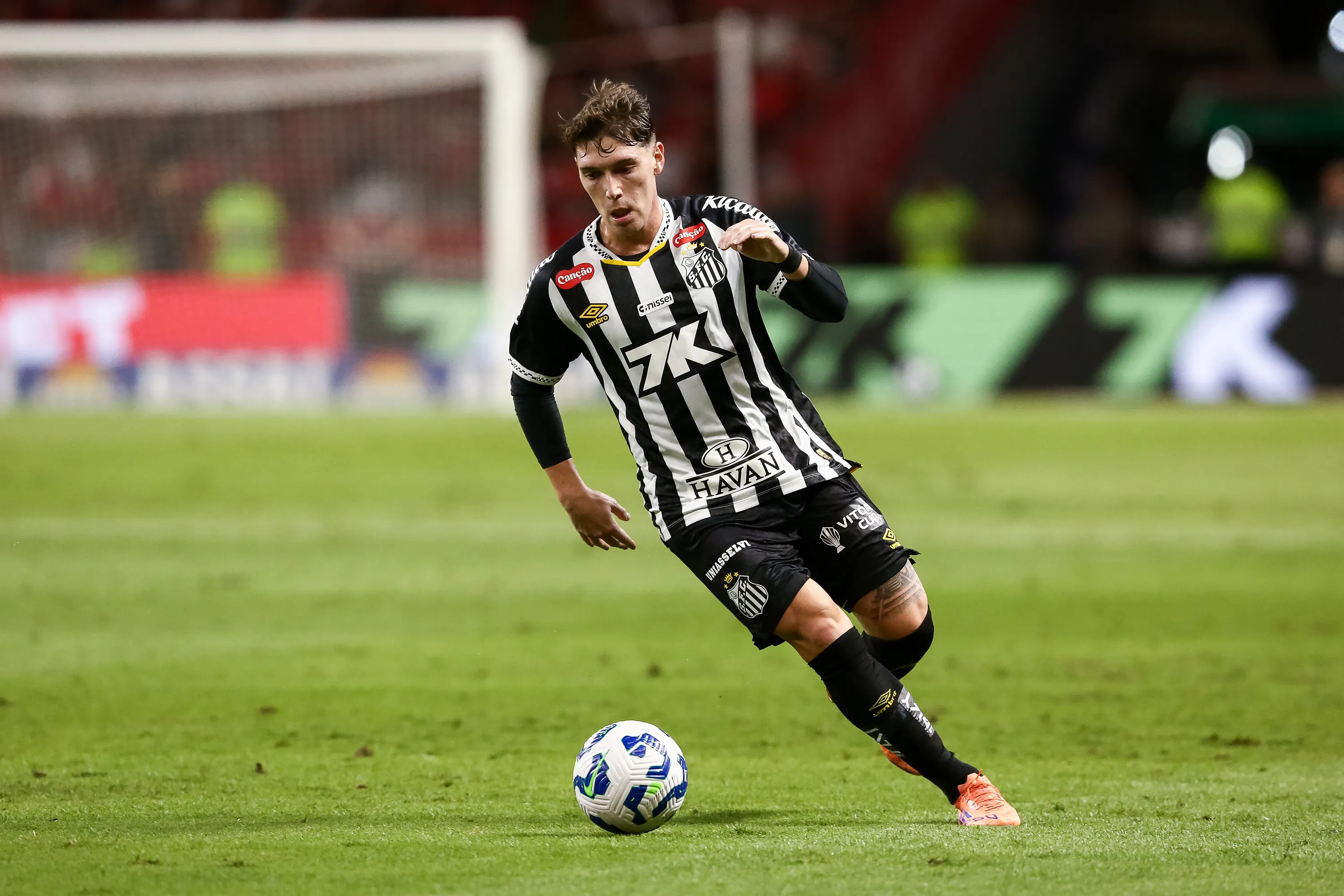 Benjamín Rollheiser em ação pelo Santos. (Foto: Pedro H. Tesch/Getty Images)