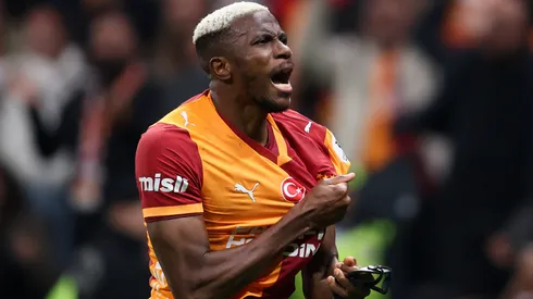 Osimhen em campo com as cores do Galatasaray. Foto: Ahmad Mora/Getty Images