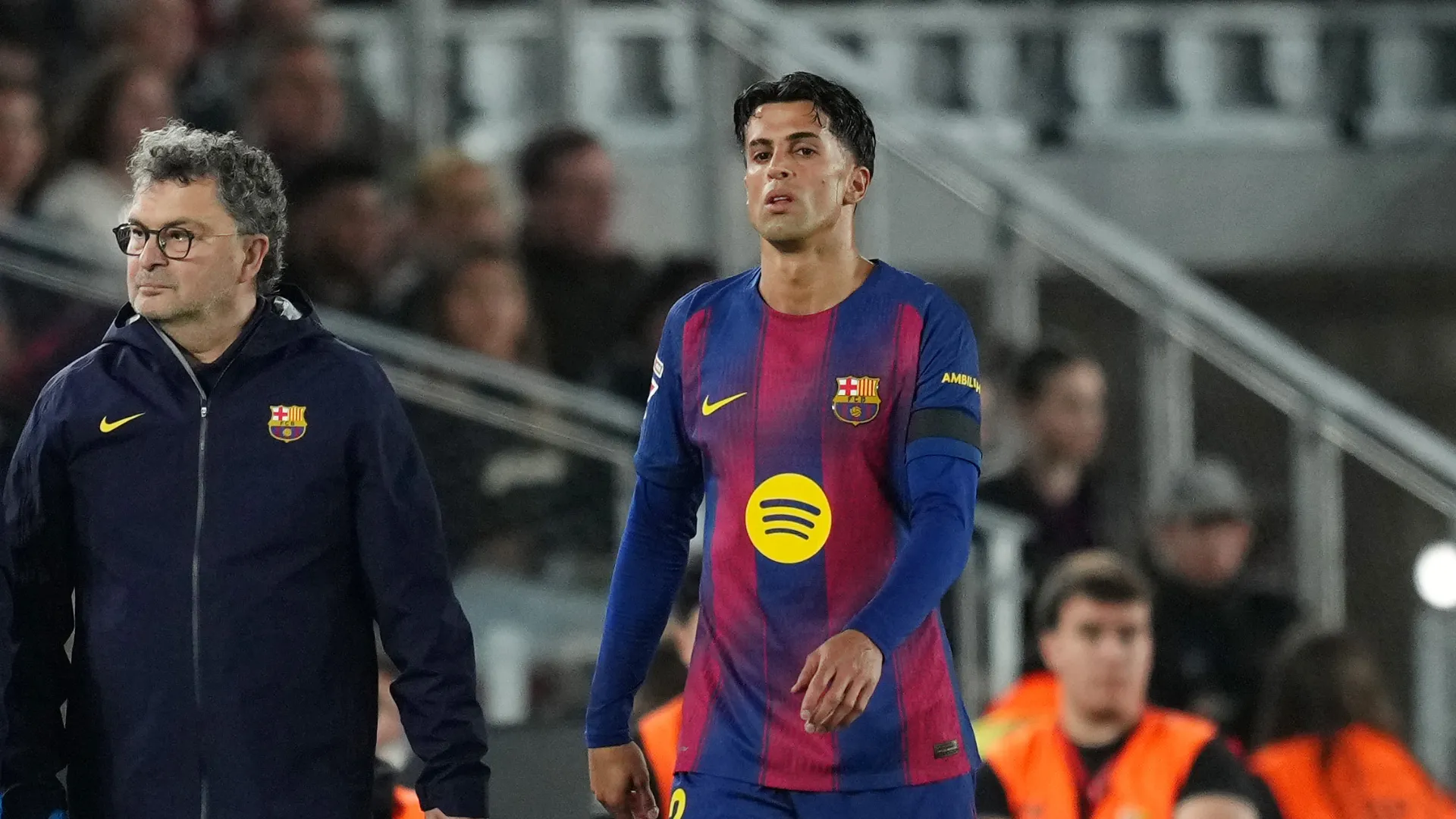 João Cancelo deixa o gramado após sentir lesão