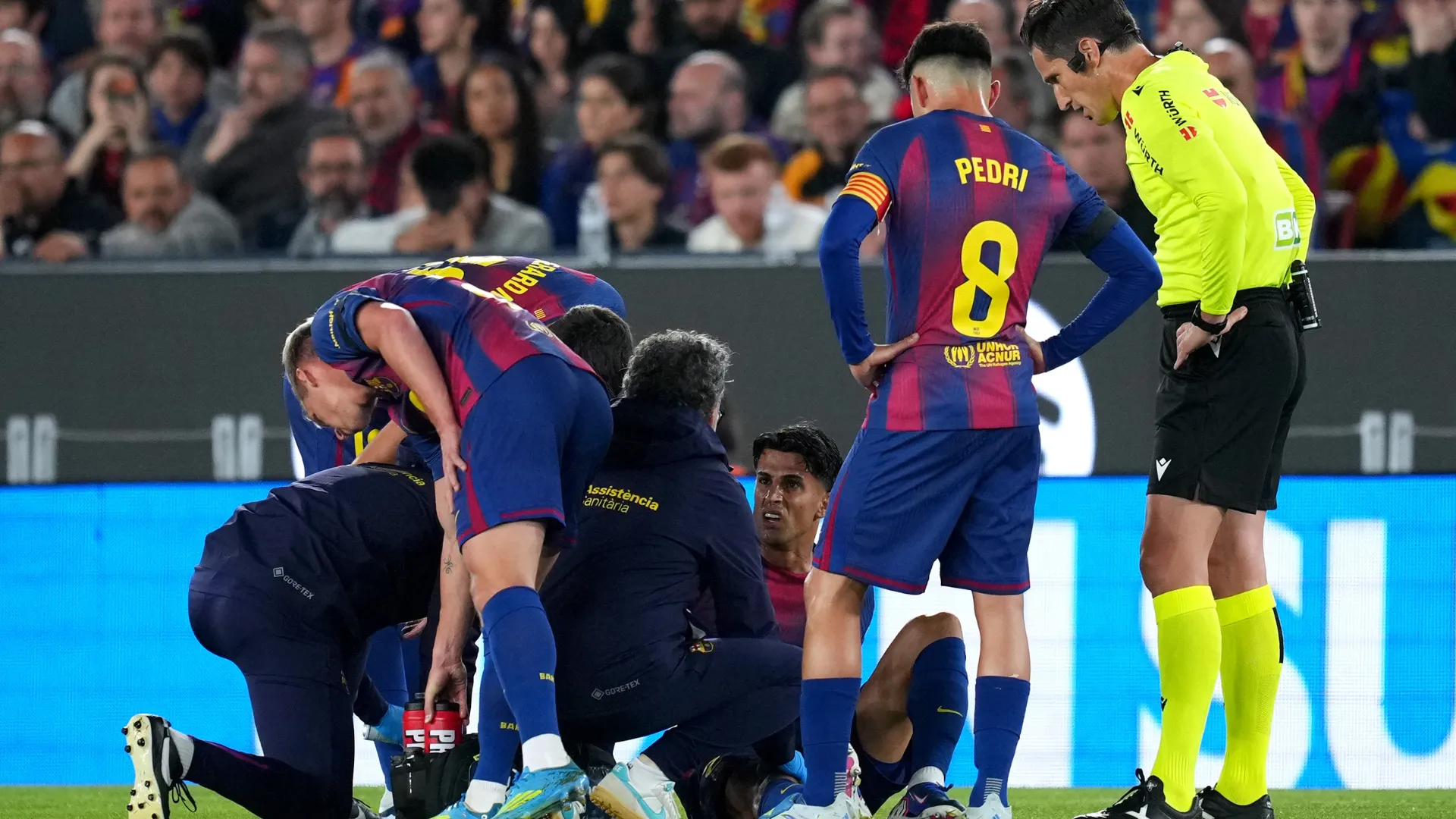 João Cancelo recebe atendimento médico no Barcelona