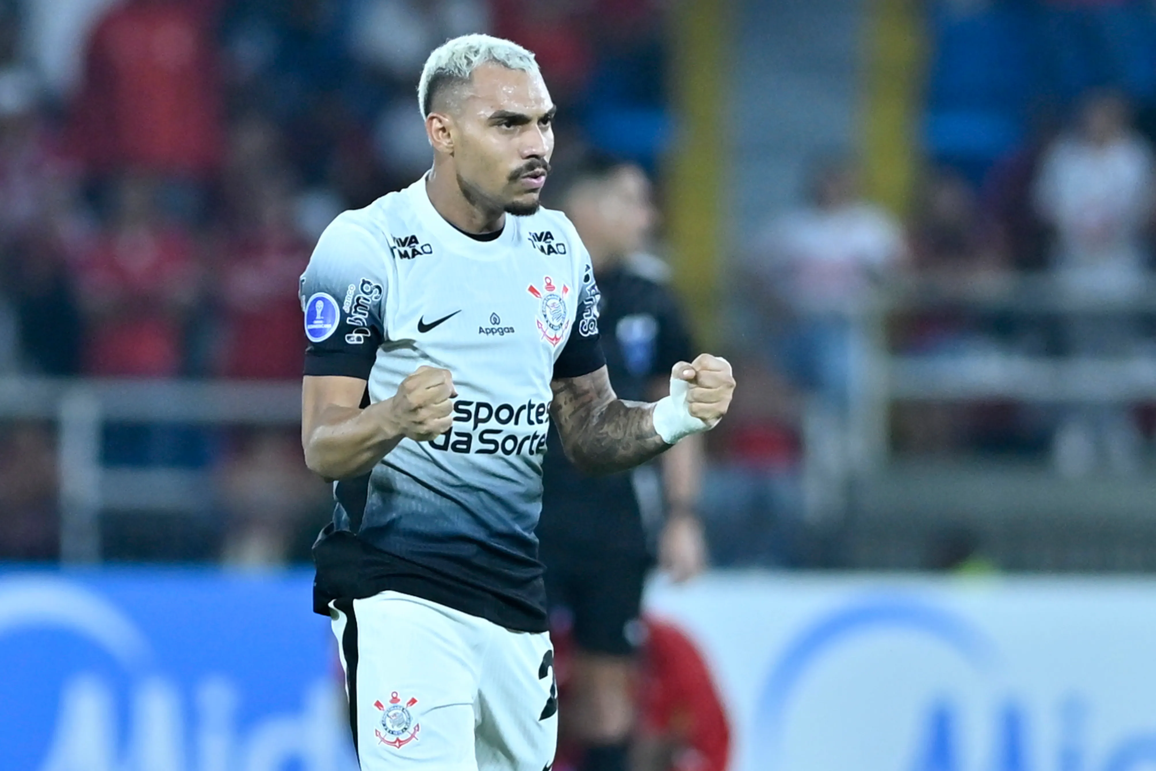 Matheuzinho em ação pelo Corinthians (Foto: Gabriel Aponte/Getty Images)