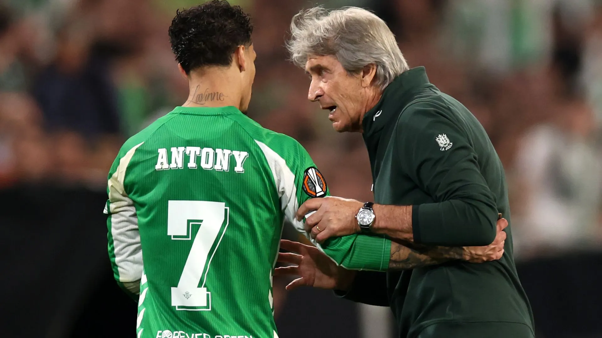 Antony e Manuel Pellegrini, técnico do Real Betis (foto: Fran Santiago/Getty Images)
