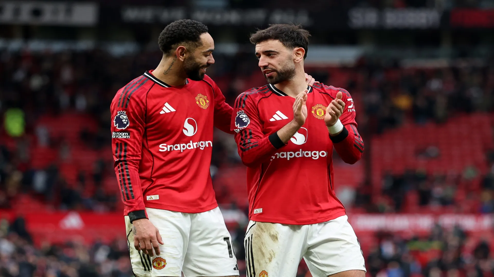 Matheus Cunha e Bruno Fernandes em partida do United – Michael Regan/Getty Images