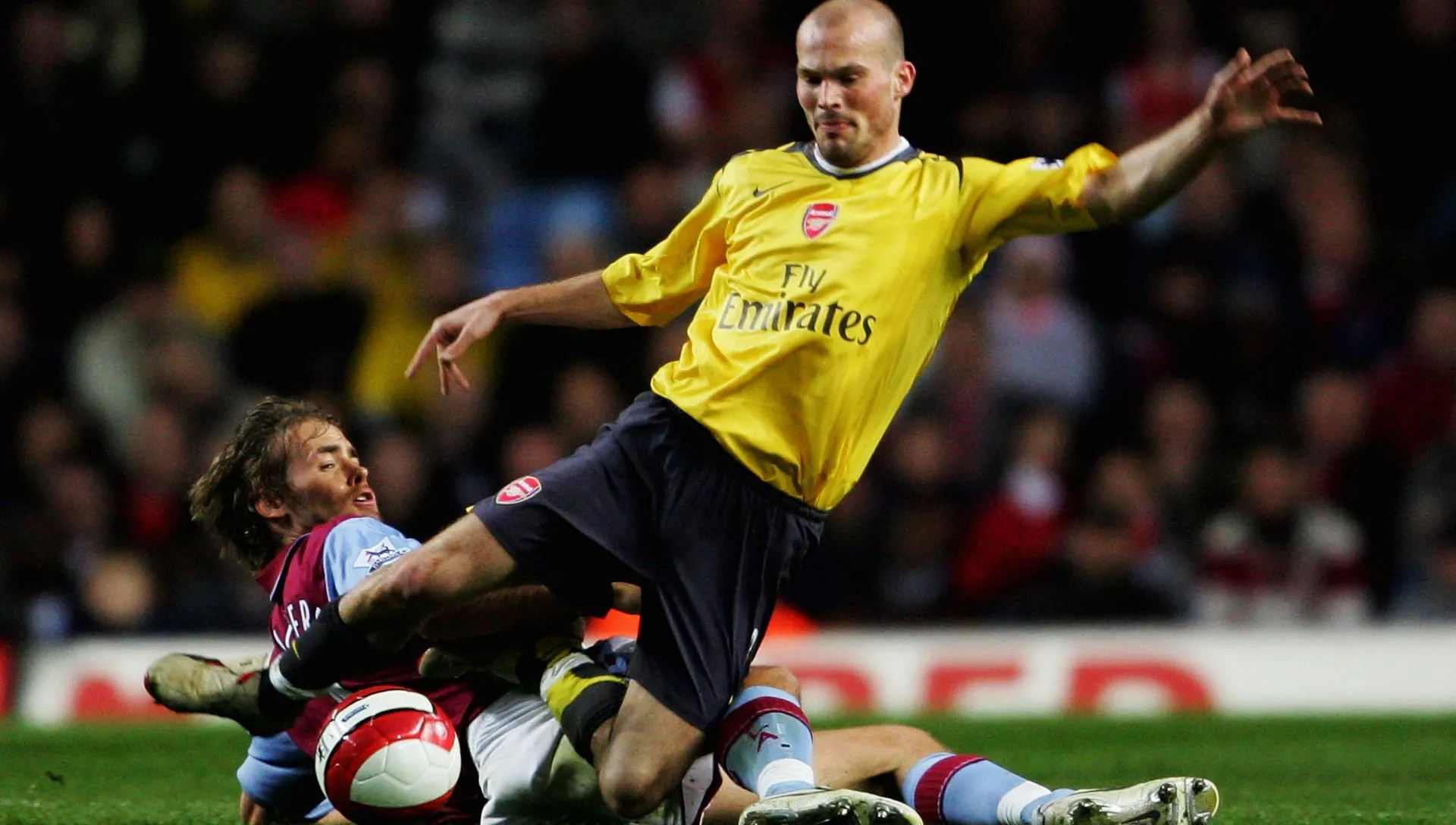 Fredrik Lungburg e Olof Mellburg durante partida da Barclays Premiership, em 2007. Foto: Jamie McDonald/Getty Images