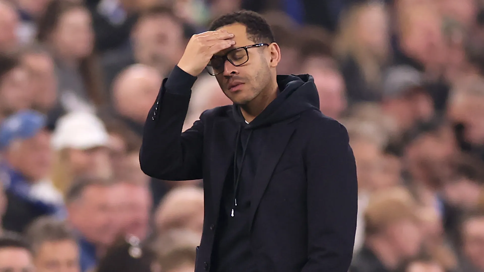 Liam Rosenior preocupado em jogo do Chelsea