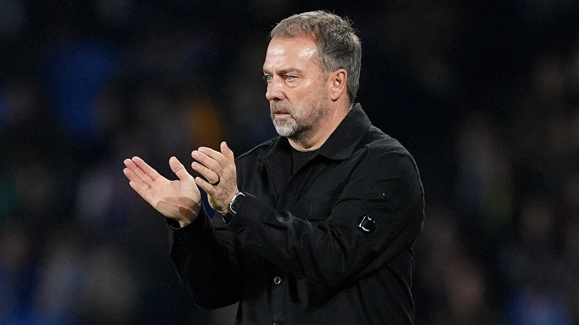 Hansi Flick bate palma durante partida do Barcelona