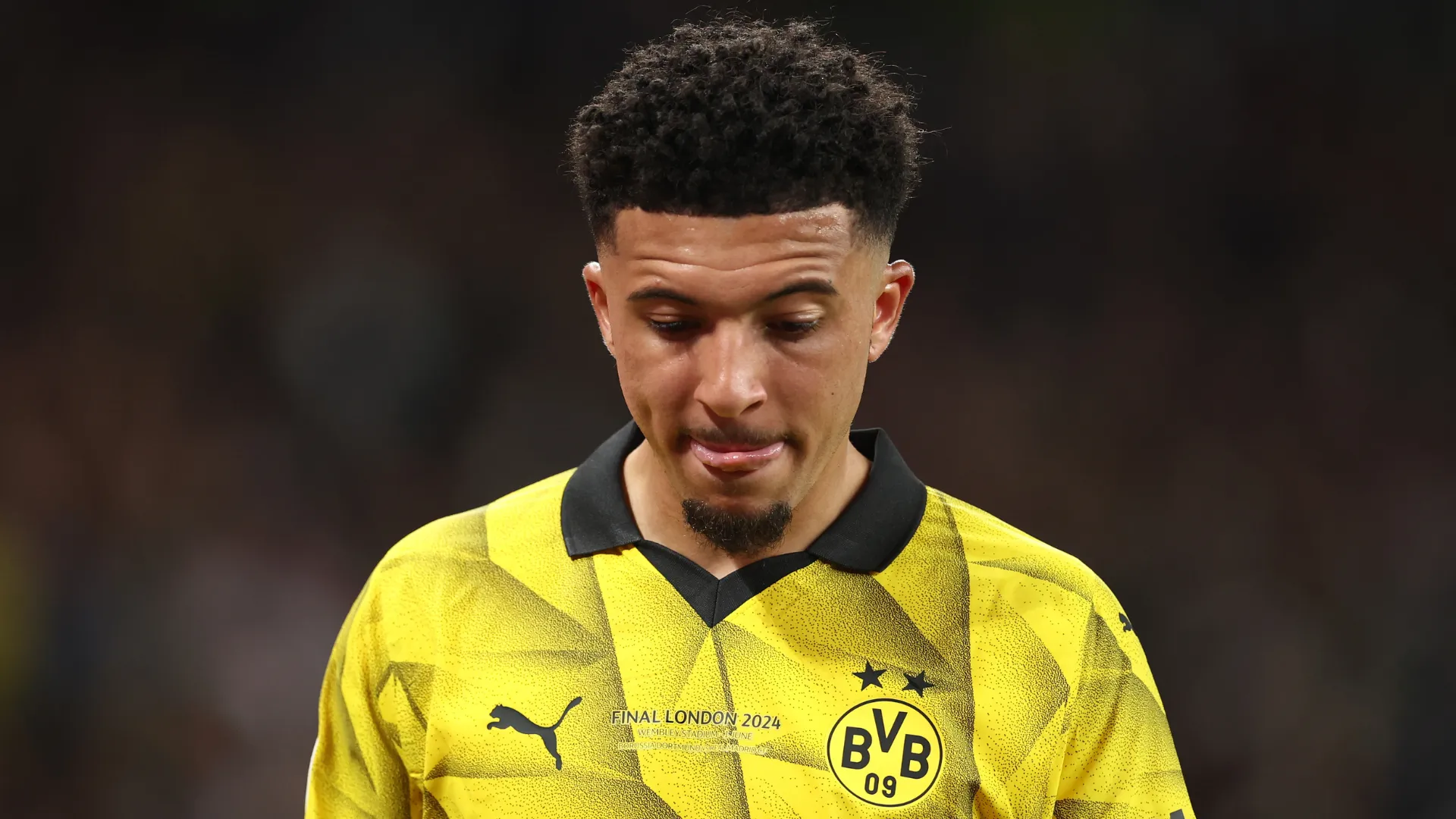Jadon Sancho olha para baixo em jogo do Borussia Dortmund