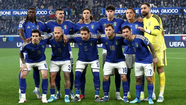 Jogadores da Itália posam antes da partida dos play-offs das Eliminatórias da Copa do Mundo FIFA 2026. Foto: Marco Luzzani/Getty Images