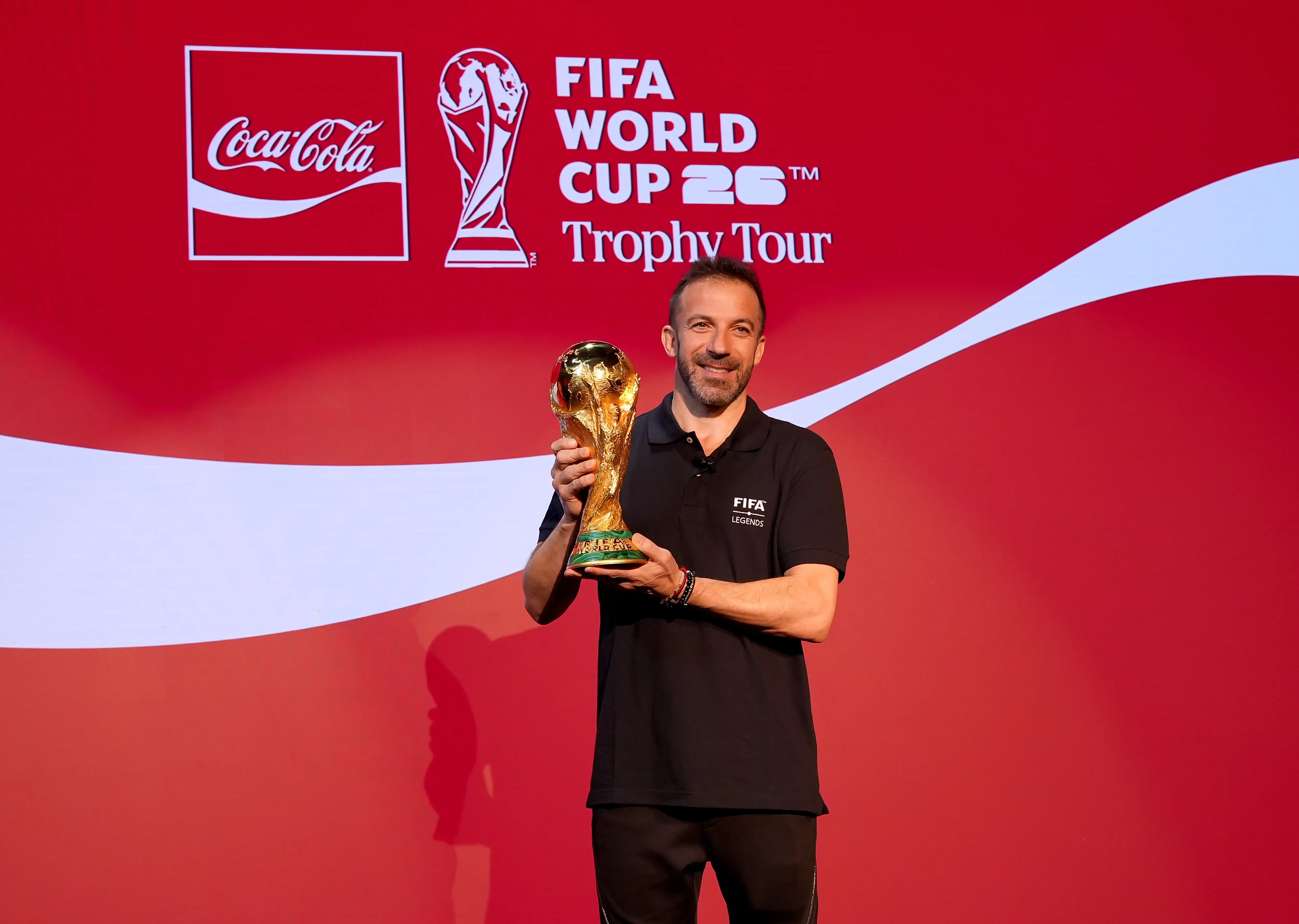 Del Piero com a taça da Copa do Mundo. Foto: Presley Ann/Getty Images for The Coca-Cola Company