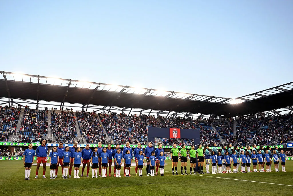 Jogadoras da Seleção Feminina e dos EUA perfiladas antes do último amistoso entre as seleções - Foto: Eakin Howard/Getty Images
