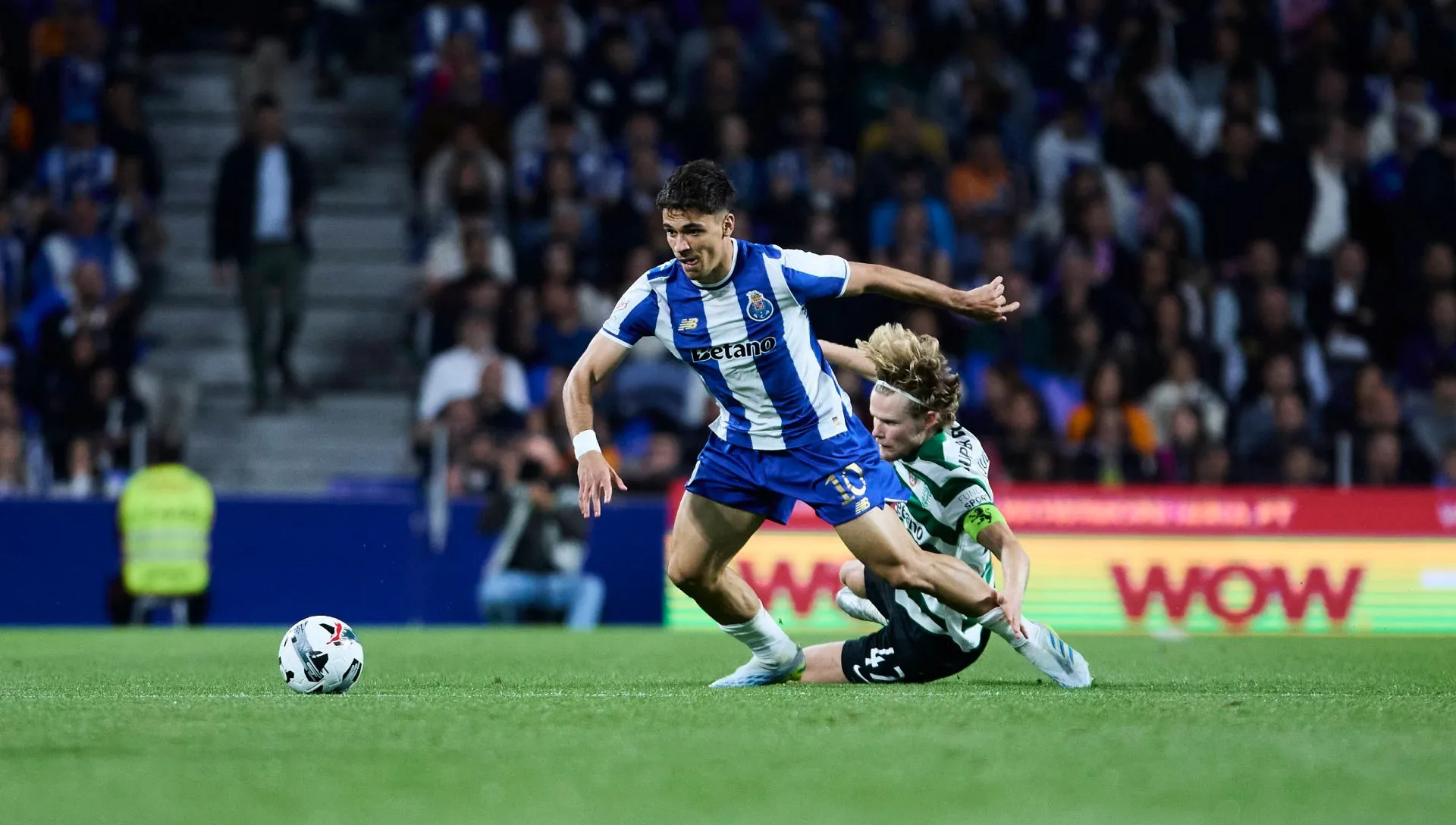 Gabri Veiga, do Porto, compete pela bola com Morten Hjulmand, do Sporting, durante semifinais do Taça de Portugal. Foto: IMAGO/Imagens de reprodutores de fotos