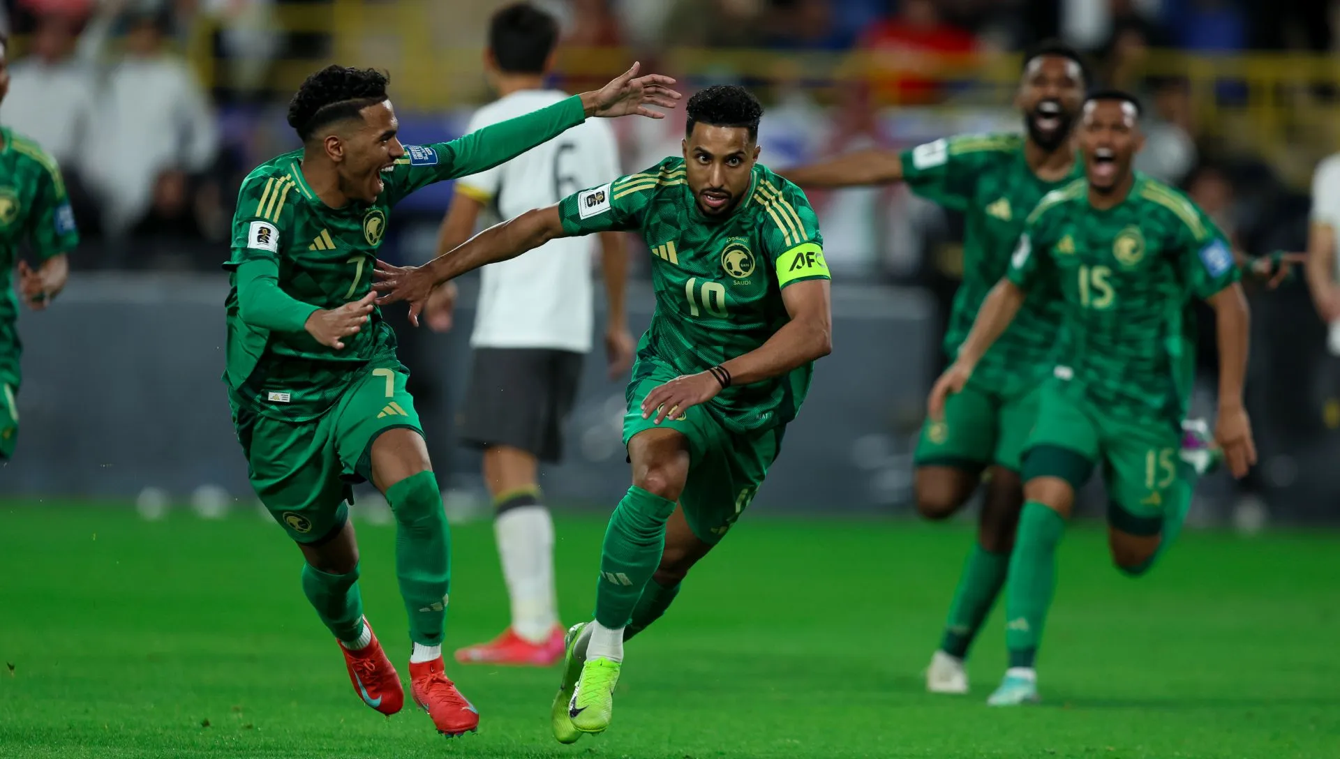 Arábia Saudita comemora após marcar gol durante partida das Eliminatórias da Copa do Mundo. Foto: Yasser Bakhsh/Getty Images