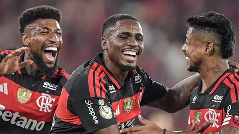 Emerson Royal, Evertton Araújo e Bruno Henrique comemoram gol. Foto: Thiago Ribeiro/AGIF