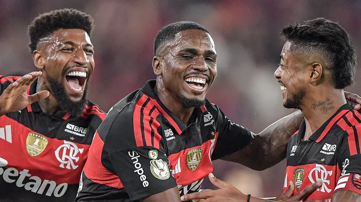 Emerson Royal, Evertton Araújo e Bruno Henrique comemoram gol. Foto: Thiago Ribeiro/AGIF