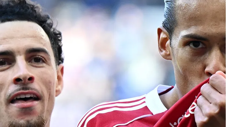 Curtis Jones e Van Dijk. (Photo by Gareth Copley/Getty Images)