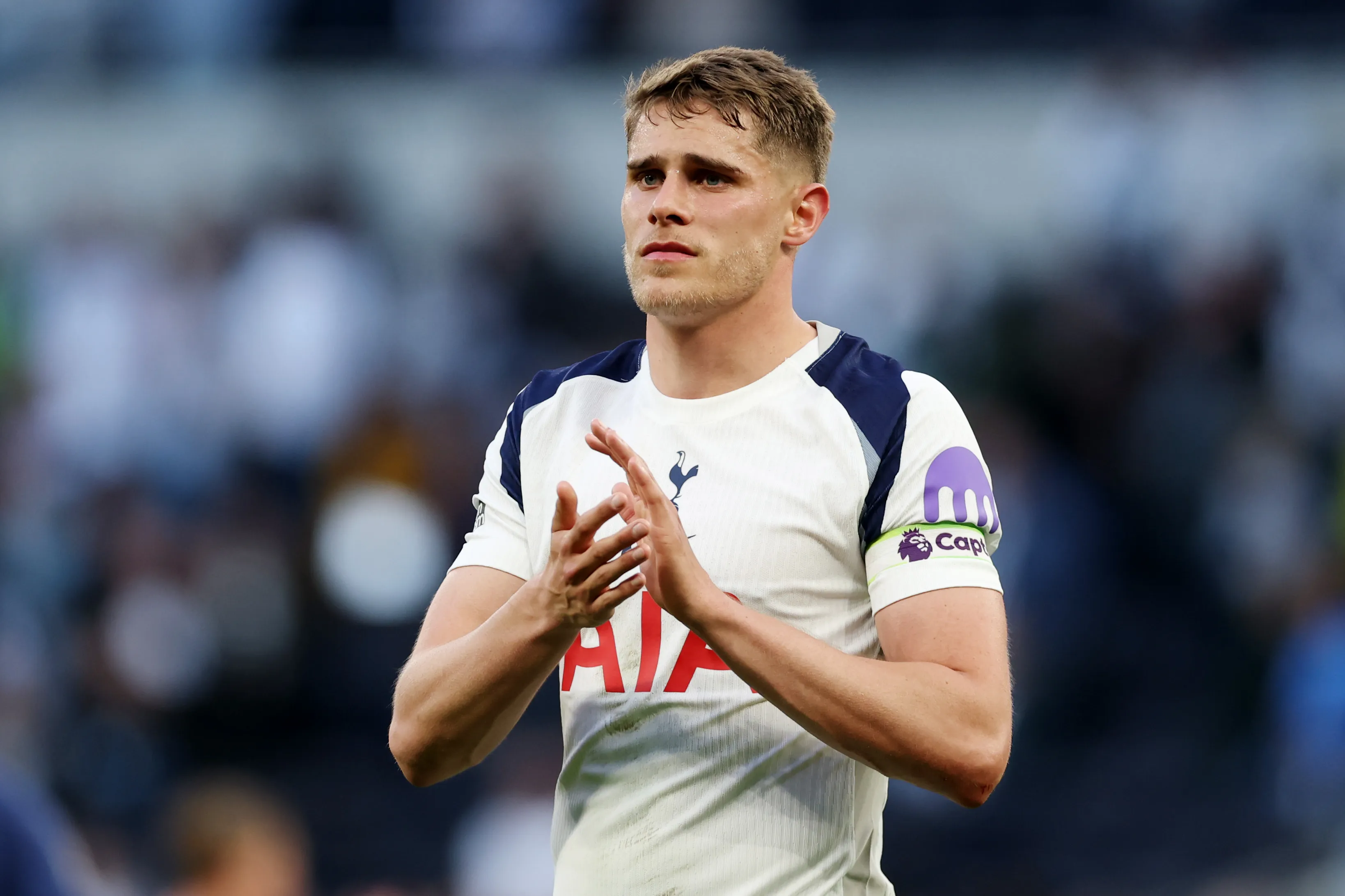 Micky Van de Ven em jogo do Tottenham. (Photo by Alex Pantling/Getty Images)