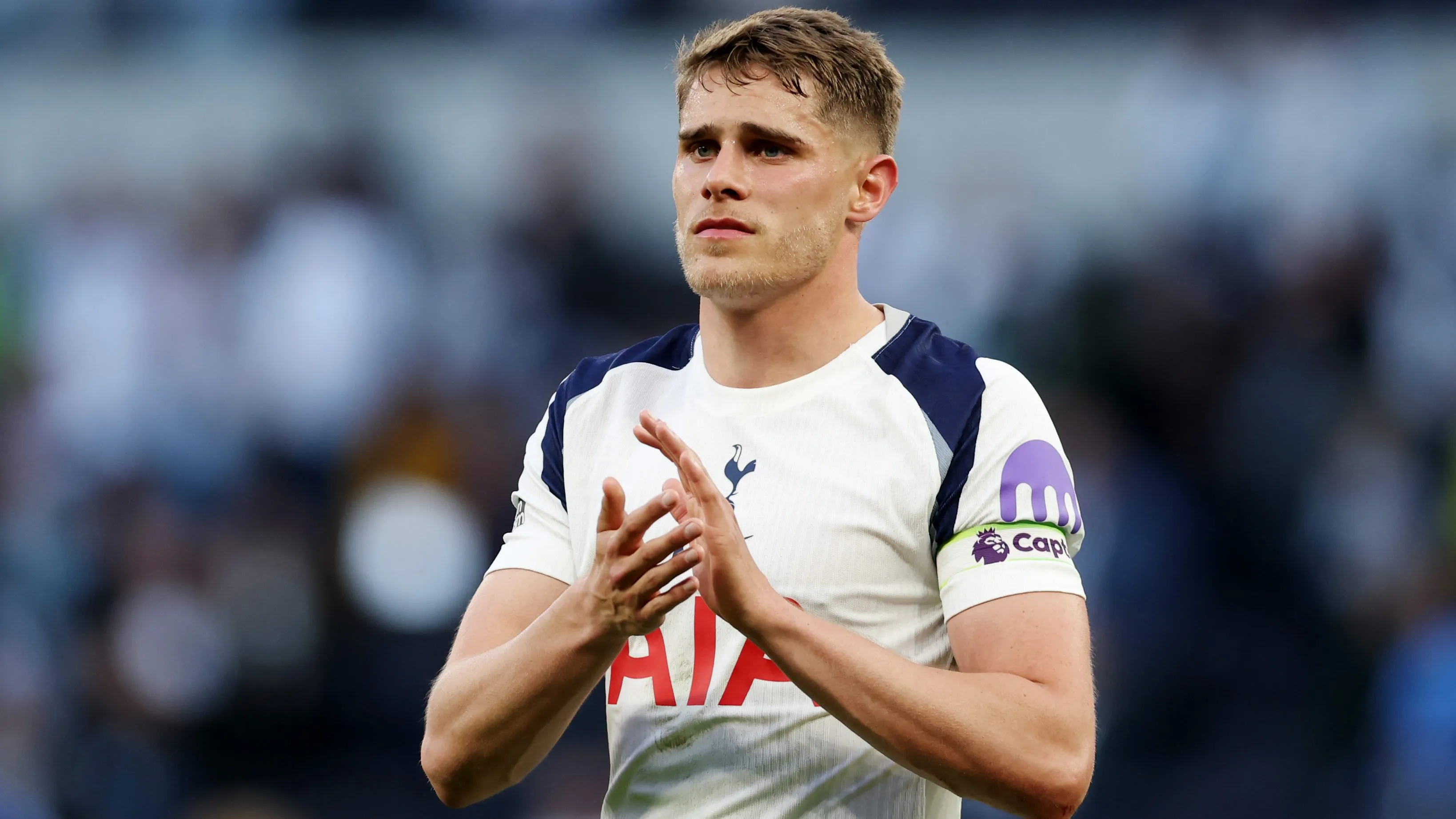 Van de Ven, alvo do Manchester United, em jogo do Tottenham. Foto: Alex Pantling/Getty Images