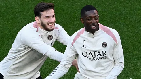 Kvaratskhelia e Dembélé durante um aquecimento pelo PSG. Foto: Stu Forster/Getty Images