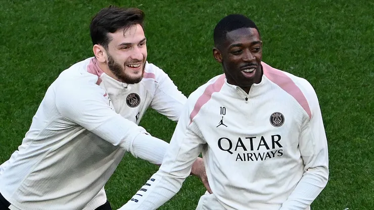 Kvaratskhelia e Dembélé durante um aquecimento pelo PSG. Foto: Stu Forster/Getty Images
