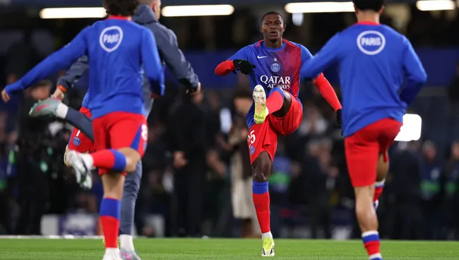Nuno Mendes se aquece antes da partida da Champions League. Foto: Ryan Pierse/Getty Images