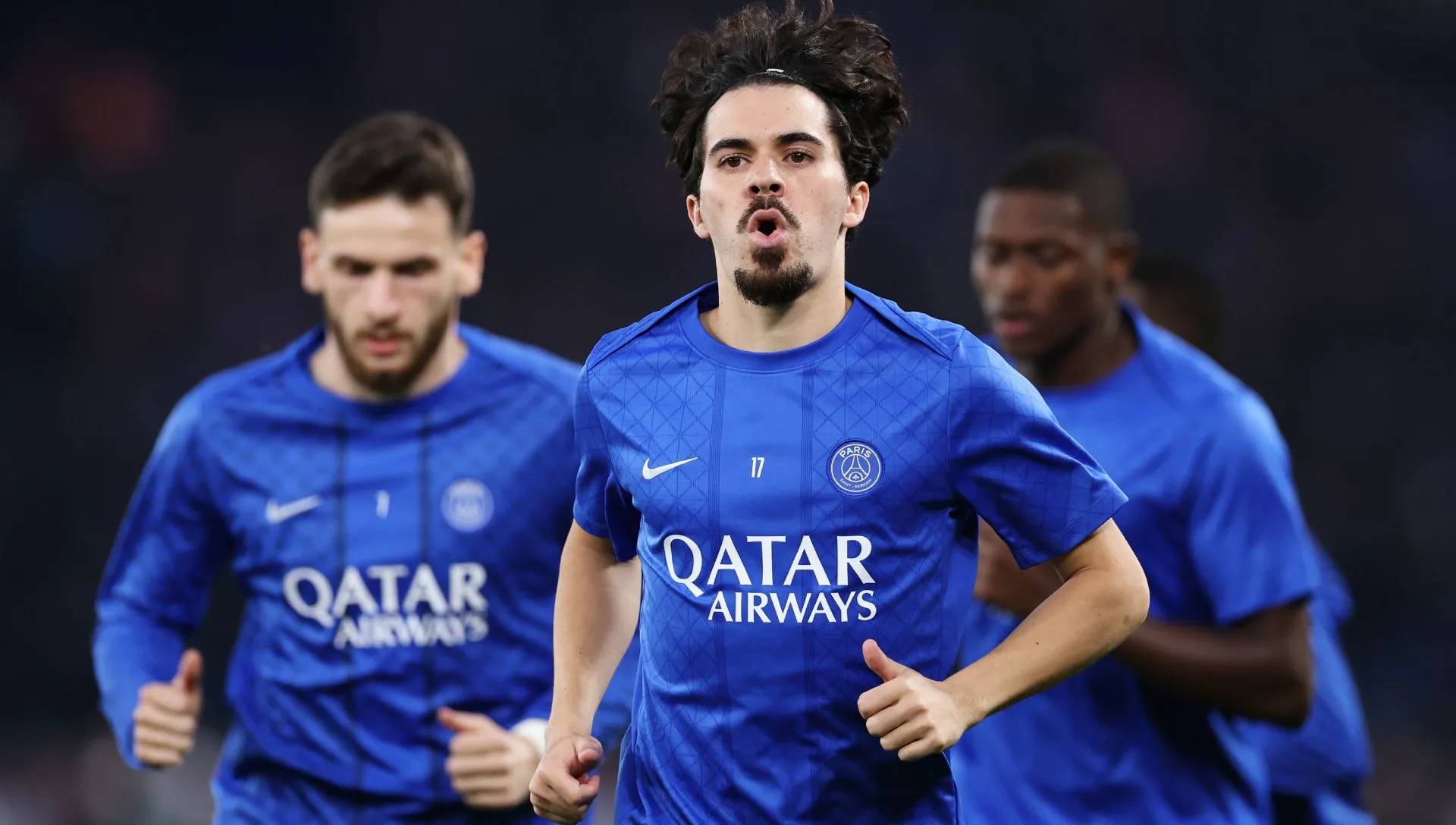 Vitinha se aquece antes da partida da Champions League.