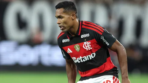 Alex Sandro em campo com as cores do Flamengo. Foto: Alexandre Schneider/Getty Images