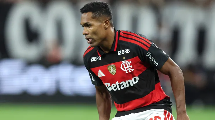 Alex Sandro em campo com as cores do Flamengo. Foto: Alexandre Schneider/Getty Images