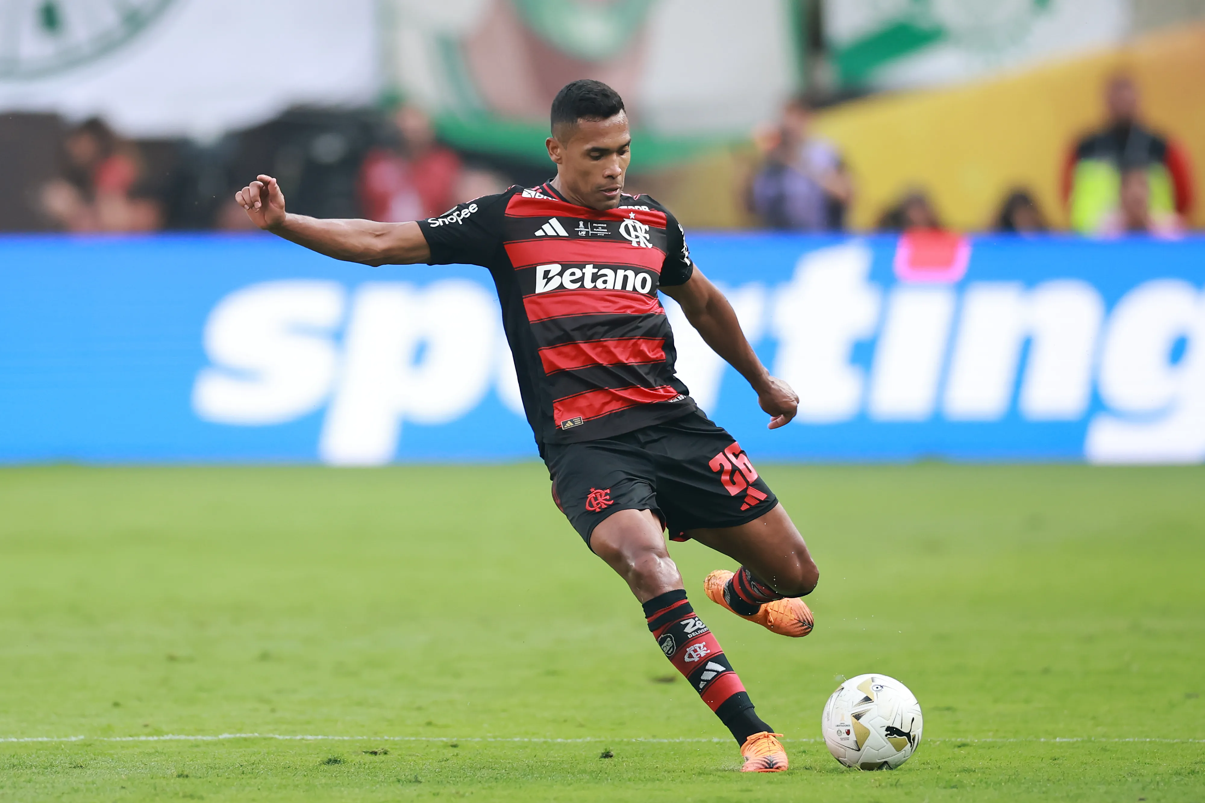 Alex Sandro durante uma partida pelo Flamengo (Foto: Hector Vivas/Getty Images)