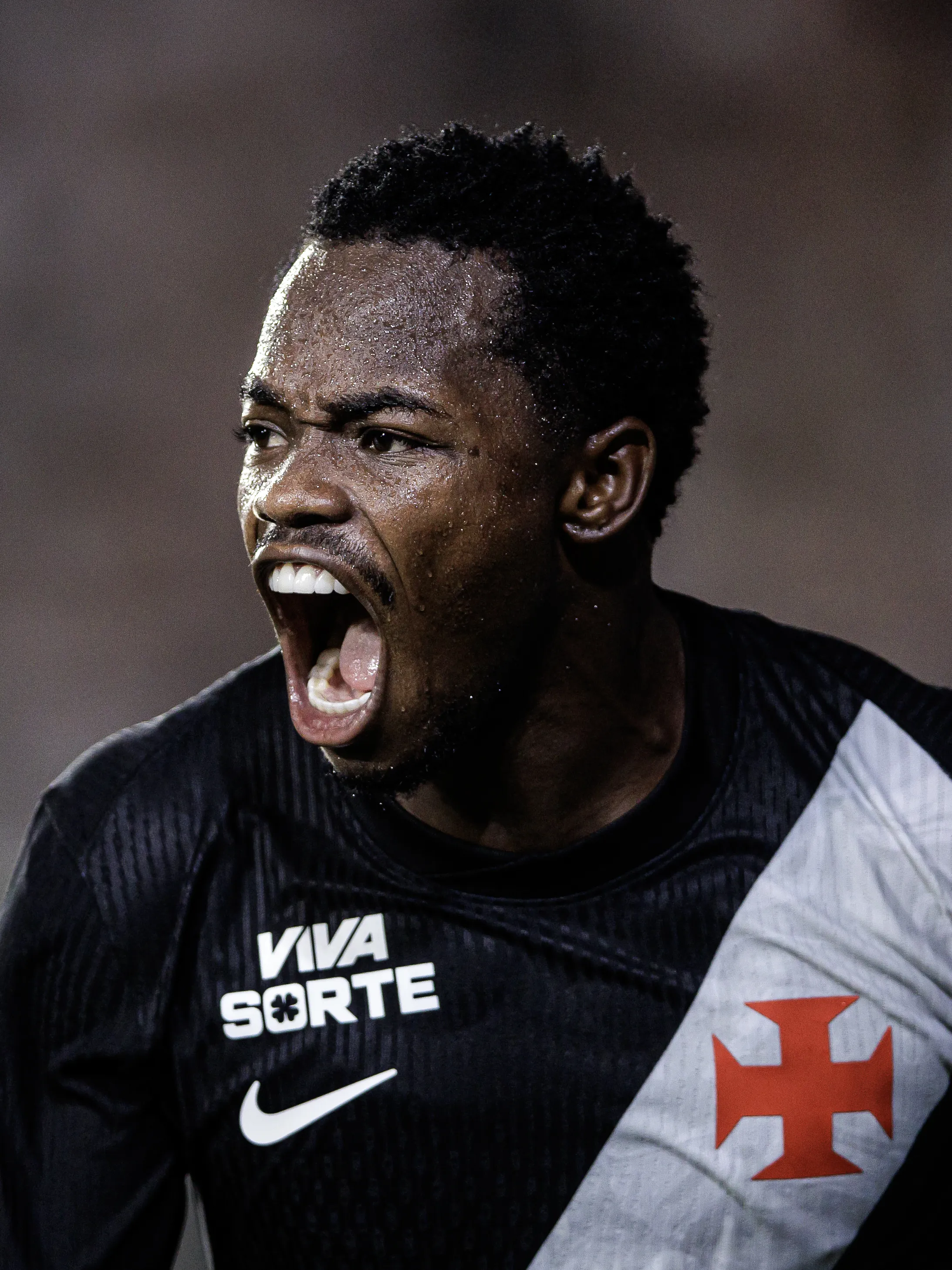 Andrés Gómez, jogador do Vasco, se tornou alvo do futebol alemão, mas o clube carioca não quer vendê-lo. Foto: Andre Mourao/AGIF