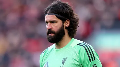 Alisson em campo com as cores do Liverpool. Foto: Michael Regan/Getty Images