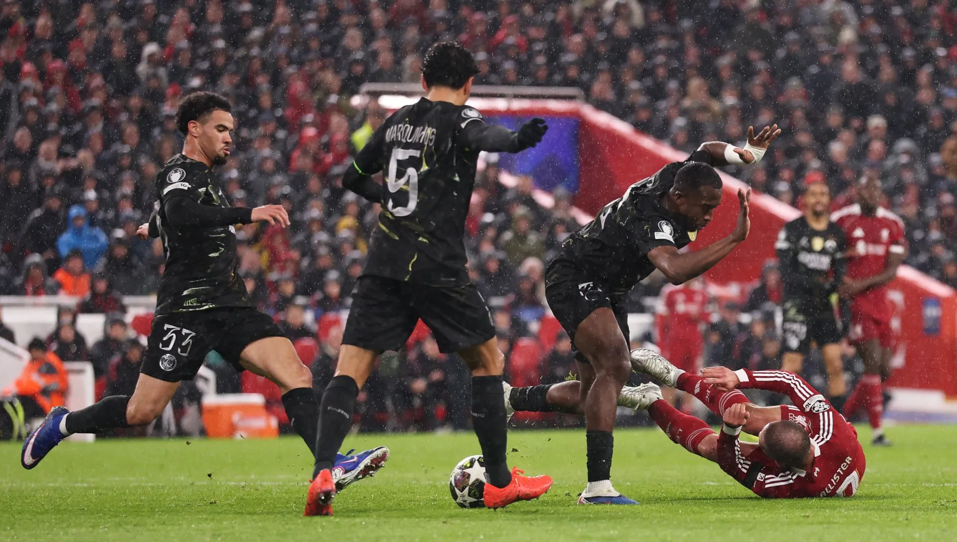 PSG durante partida da Champions League. Foto: Carl Recine/Getty Images