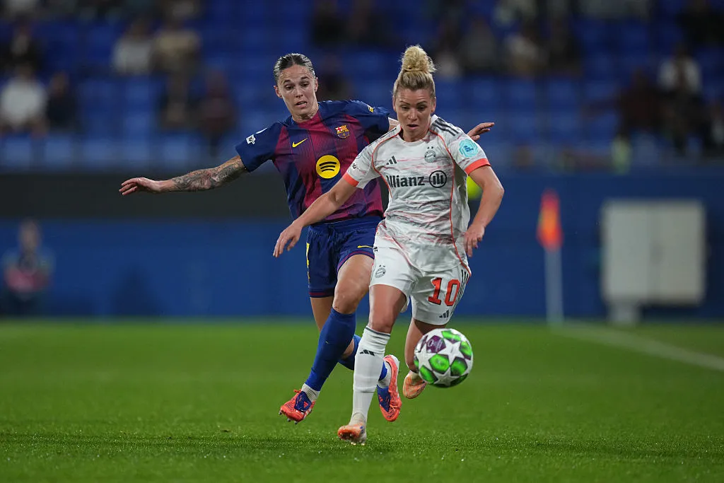 Jogadoras de Bayern e Barcelona brigam pela bola – Foto: Alex Caparros/Getty Images