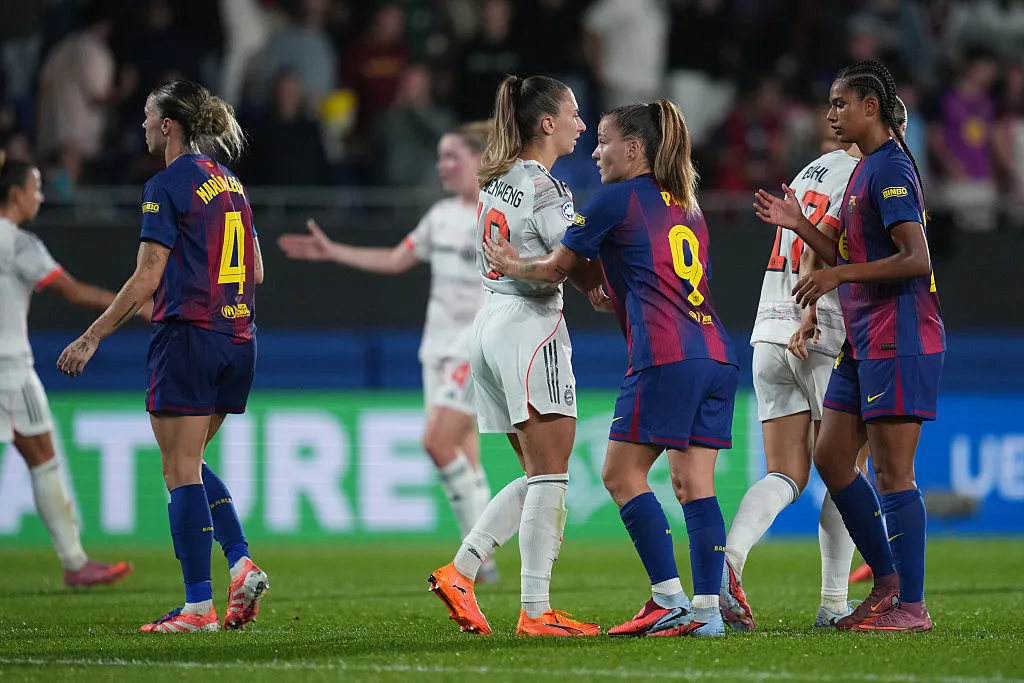 Jogadoras de Barcelona e Bayern se cumprimentando - Foto: Alex Caparros/Getty Images