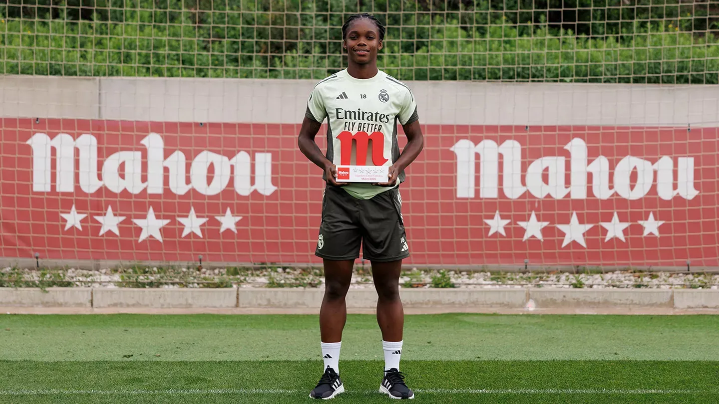 Linda Caicedo com o prêmio de melhor jogadora de março do Real Madrid - Foto: Site oficial/Real Madrid