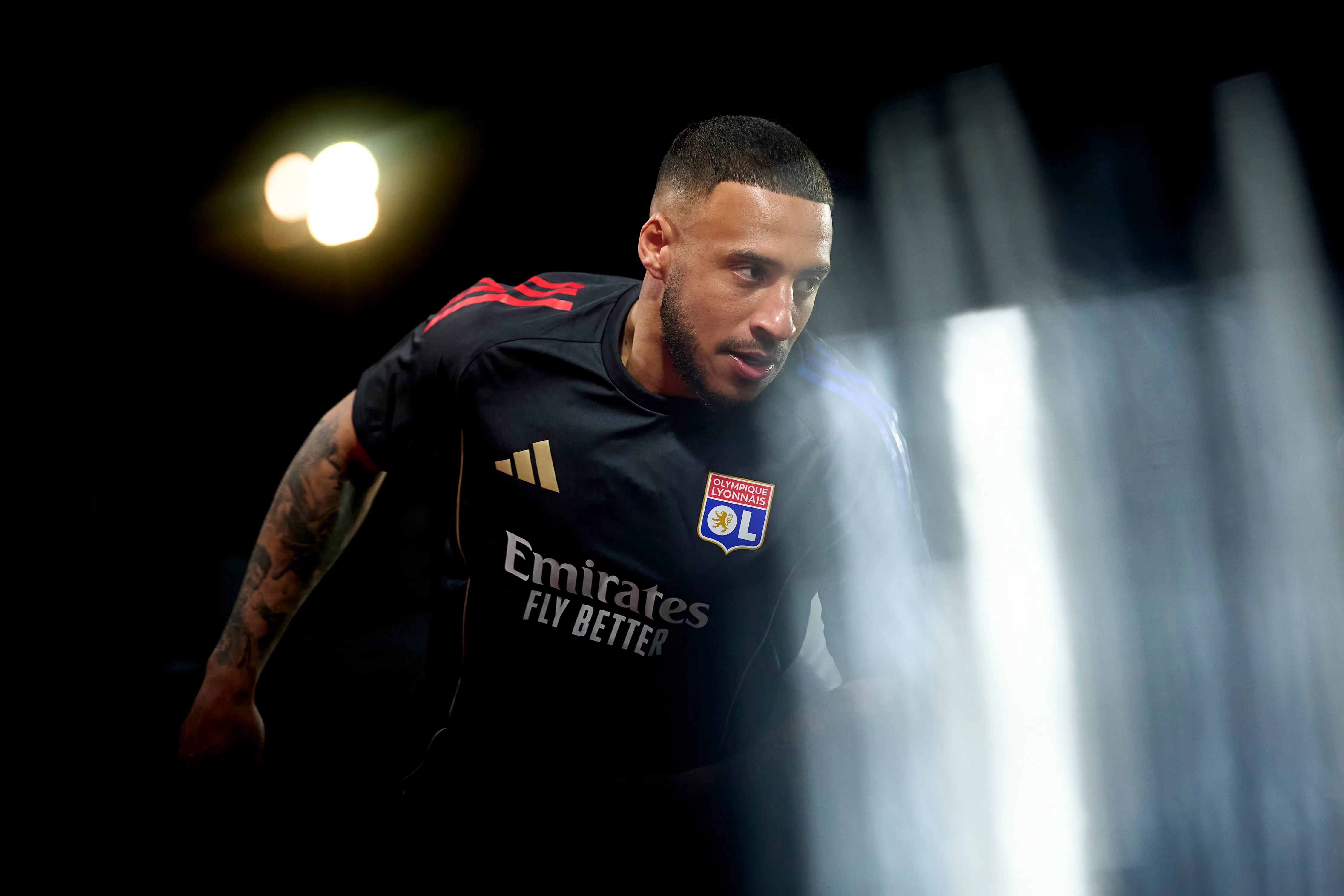Tolisso antes de uma partida pelo Lyon. Foto: Jose Manuel Alvarez Rey/Getty Images