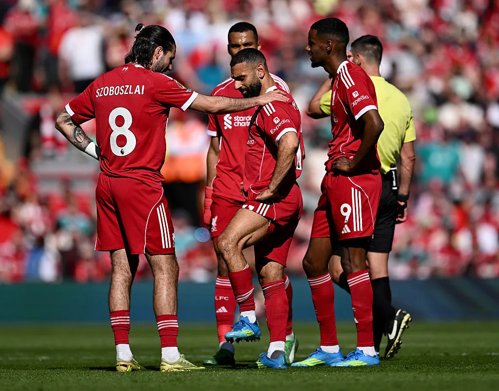 Salah sentiu dores na coxa durante o confronto. (Photo by Gareth Copley/Getty Images)