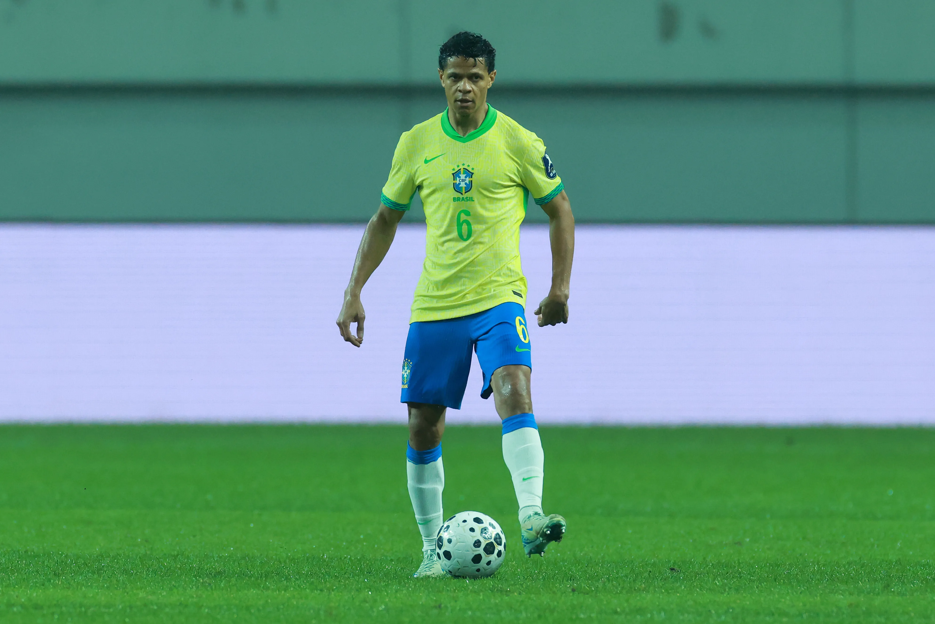 Douglas Santos em campo com a Seleção Brasileira (Foto: Han Myung-Gu/Getty Images)