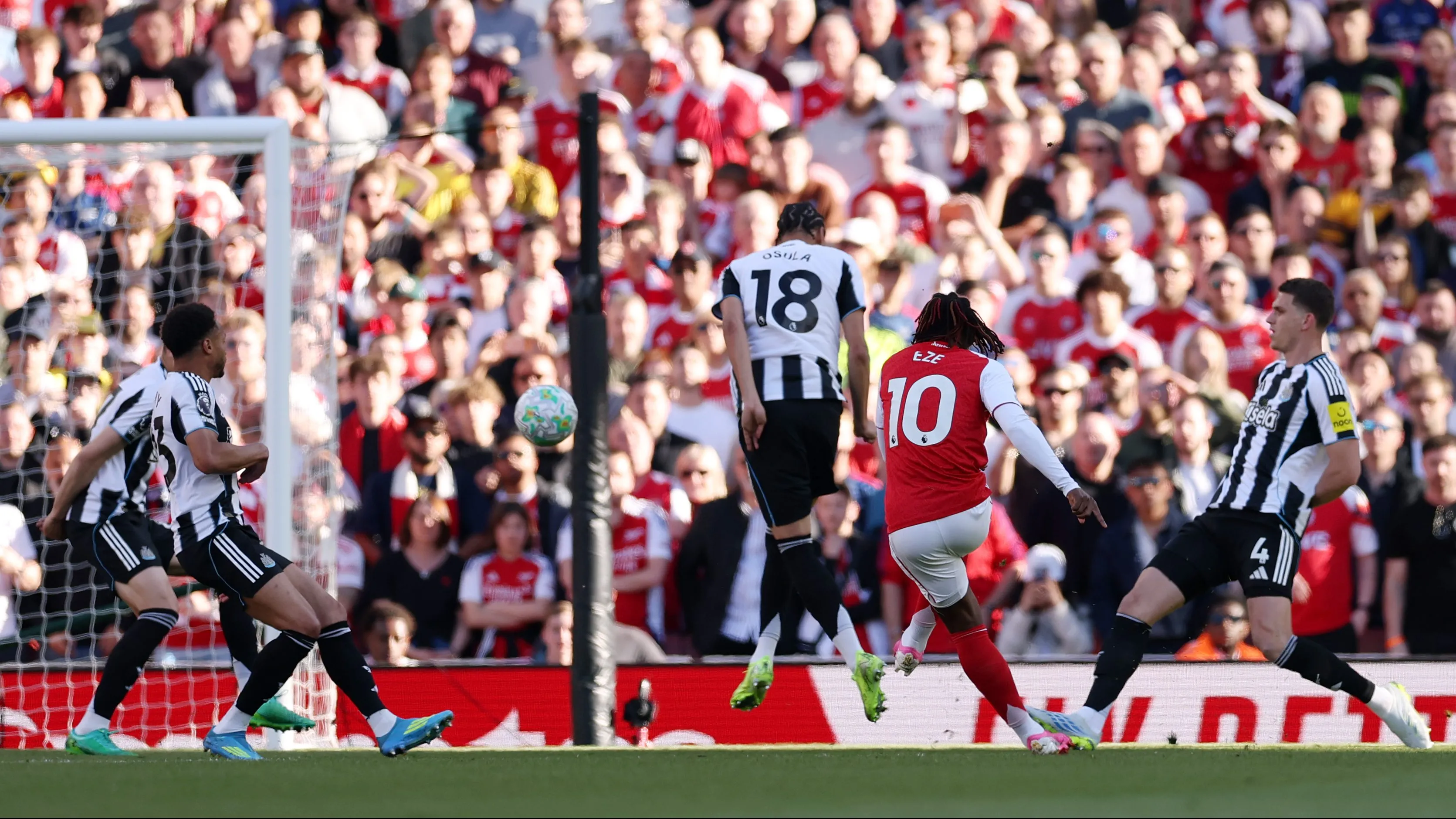 Eberechi Eze marcando gol para o Arsenal. Foto: Richard Heathcote/Getty Images