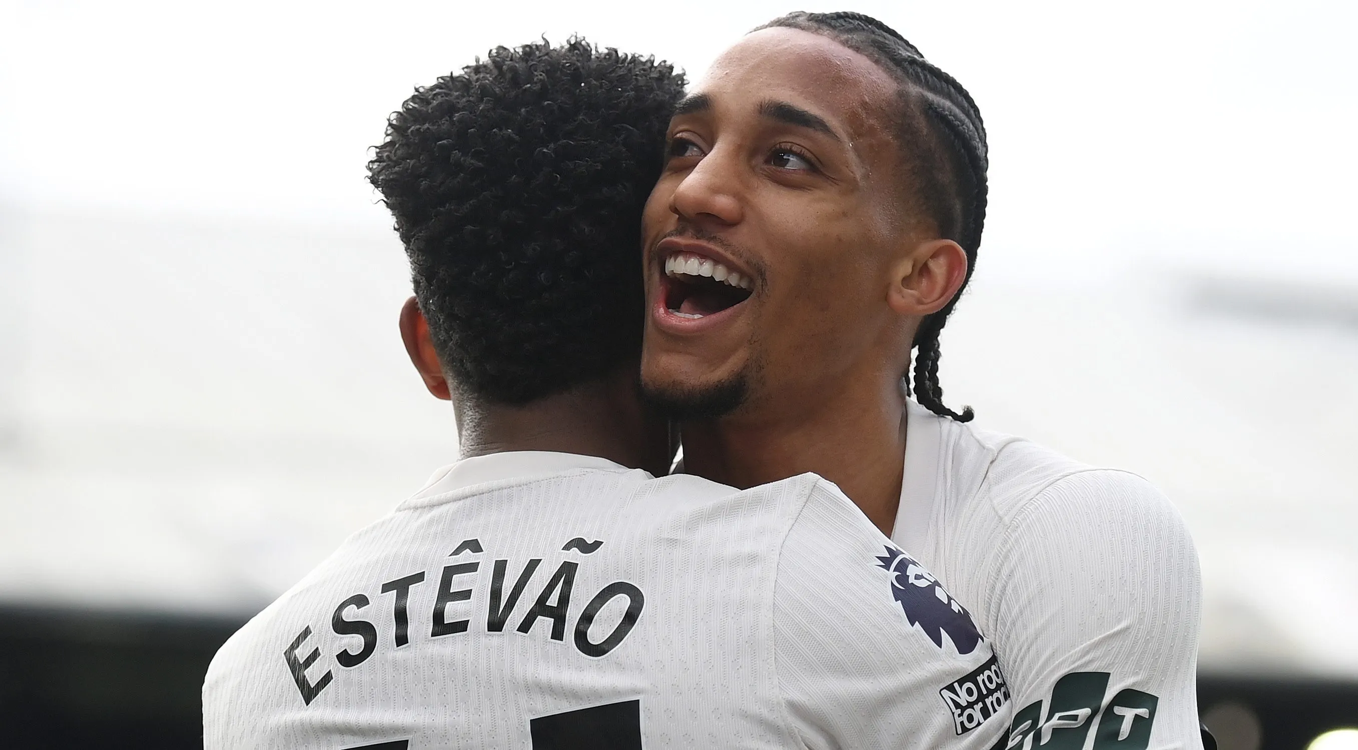 João Pedro e Estêvão se abraçando no Chelsea