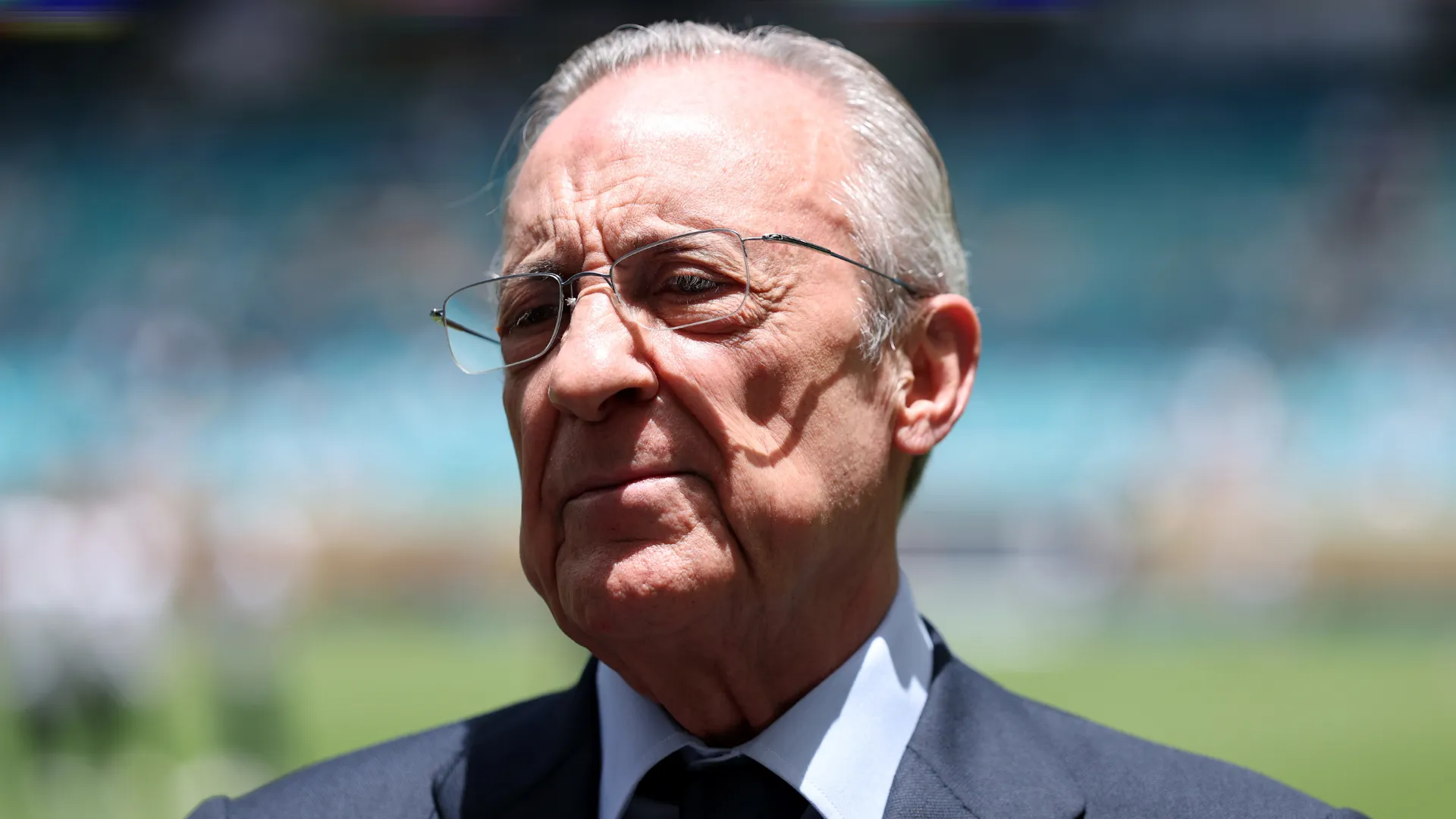 Florentino Pérez com olhar sério em jogo do Real Madrid
