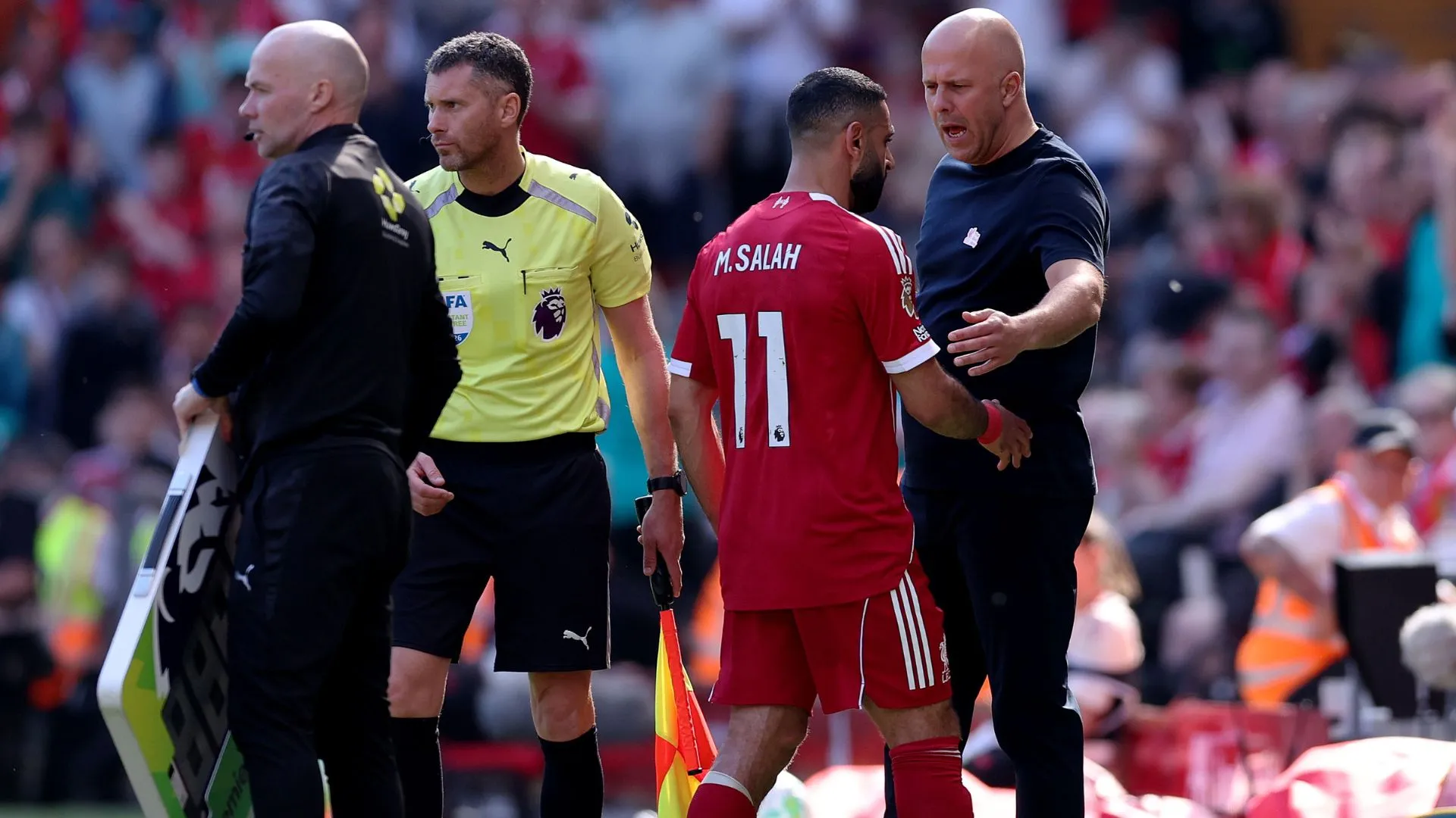 Interção entre Salah e Arne Slot, técnico do Liverpool (foto: Alex Livesey/Getty Images)