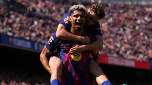 Ronald Araújo pelo Barcelona. (Foto: Alex Caparros/Getty Images)