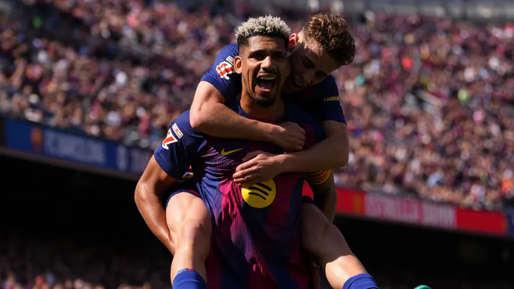 Ronald Araújo pelo Barcelona. (Foto: Alex Caparros/Getty Images)