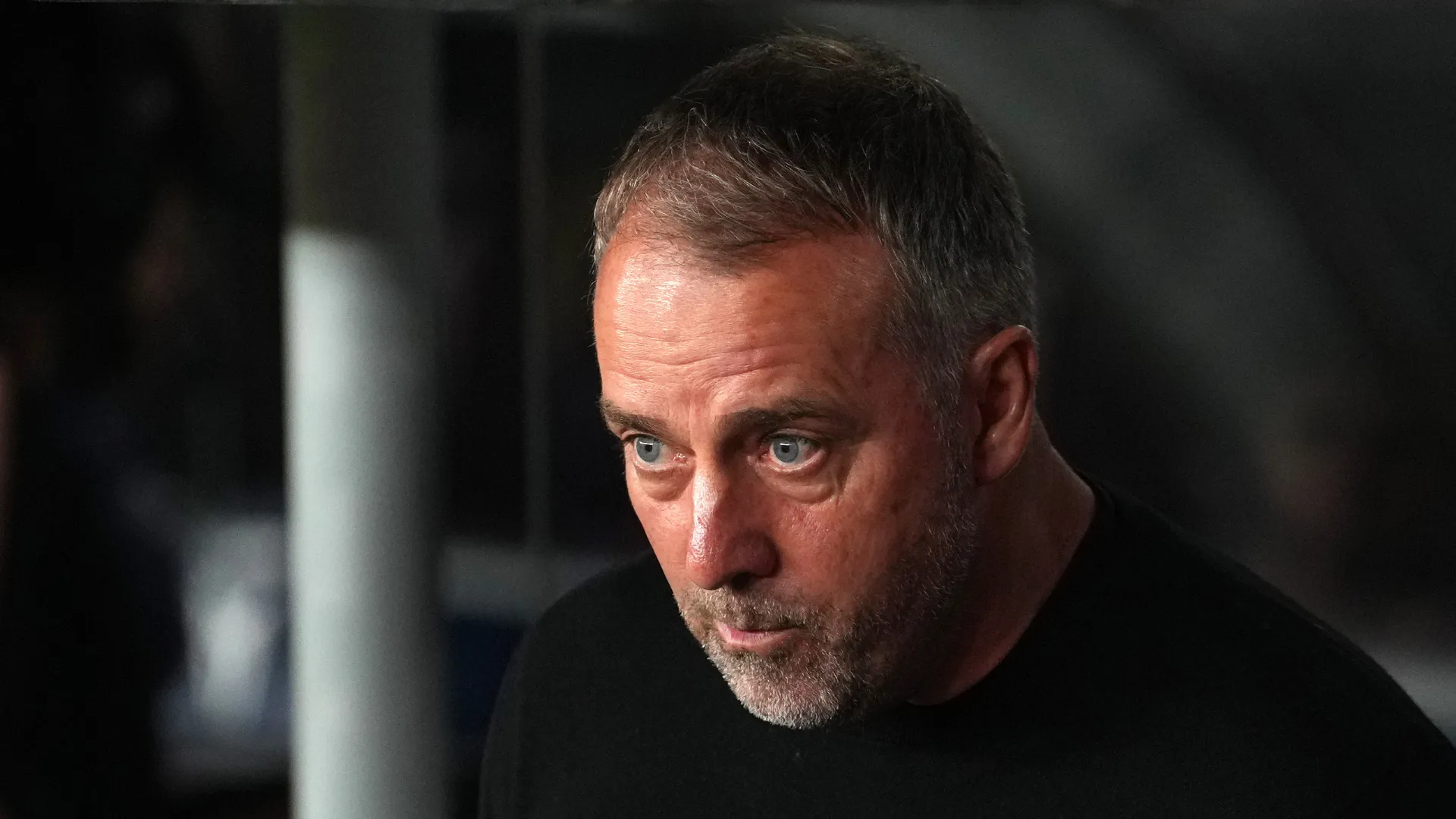 Hansi Flick com olhar sério pelo Barcelona