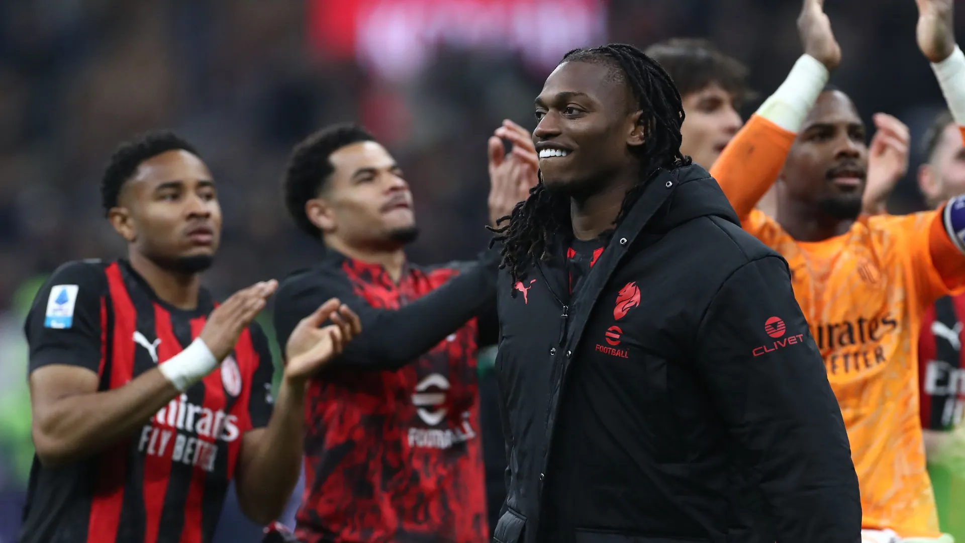 Rafael Leão sorri após partida do Milan